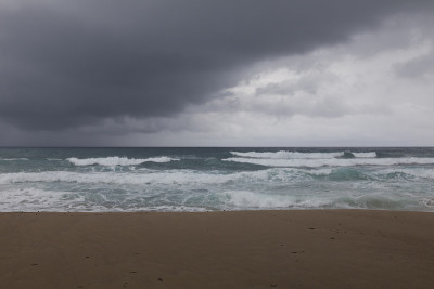 海底和沙滩下的雷雨。