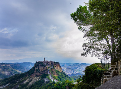 监督Bagnoregio的Civita(意大利拉齐奥的Viterbo)。