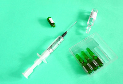 带针和注射的医疗注射器