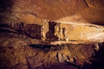有钟乳石和石笋的地下石灰石洞穴是旅游地标