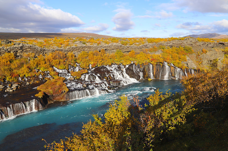 Hraunfossar瀑布，位于冰岛西部的Husafell和Reykholt附近。