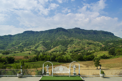 从阳台俯瞰山景