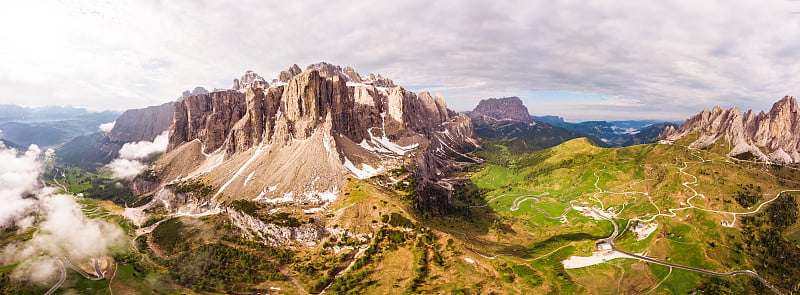 白云石-美丽的全景日落景观在Gardena Pass, Passo Giau，靠近Ortisei。令