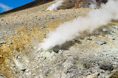 朝霞山(日本北海道最高的山)火山喷口喷出的蒸汽。