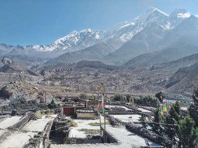 在卡利甘达基河峡谷的村庄，高悬崖和山谷和一些积雪覆盖的山在背景