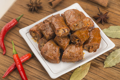 美味的五香鸭颈装盘