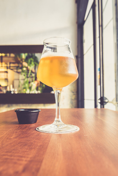 吧台上的啤酒杯，老式过滤器