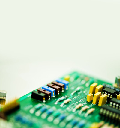 带有集成电路和电子元件的印刷电路板(PCB)