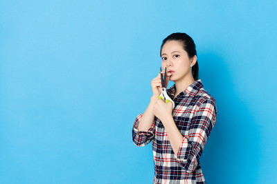 年轻美丽的女人站在蓝色的背景