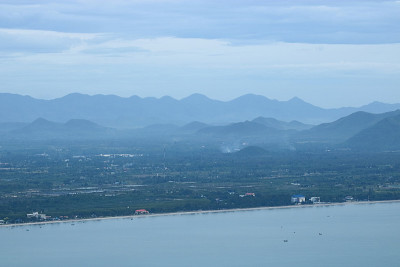 鸟瞰图美丽的山地景观与海滩在普拉卓帕湾，泰国