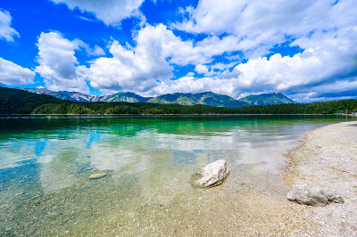 Eibsee湖的天堂海滩。位于德国巴伐利亚granainau的阿尔卑斯山脉——Garmisch Pa