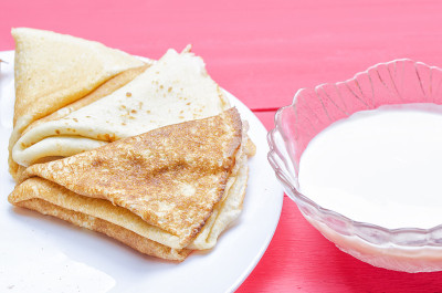 在白色盘子里煎薄饼