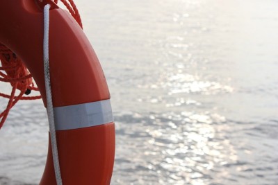 橙色的生命线挂在海边的海滩上