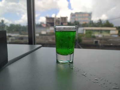 一种绿色的含酒精饮料