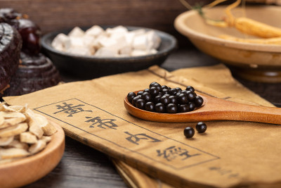 中药药丸和药方在桌子上