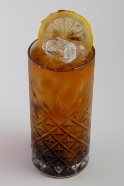 美丽可口的鸡尾酒在一个透明的装饰玻璃