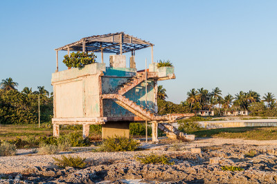 海滩上的破旧建筑，在Playa Giron村，幼崽
