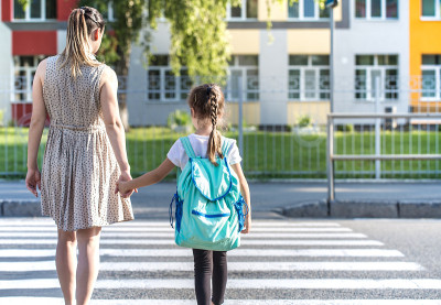 回到学校教育理念与女孩，小学生，背着书包去上课
