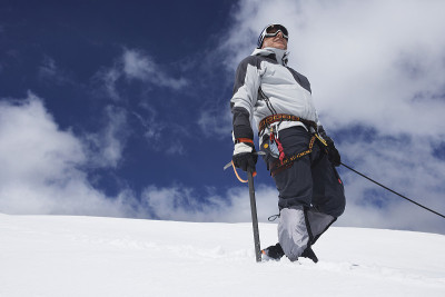带安全绳的雪坡登山者