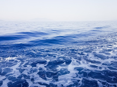 没有人的希腊海浪很近