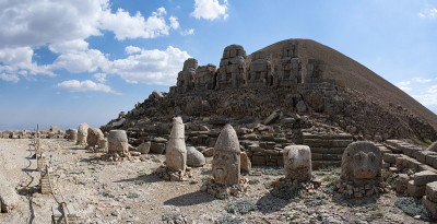 卡塔(Kahta)，土耳其:著名的内姆鲁特山(Nemrut Dagi)的东部梯田，公元前62年，在这