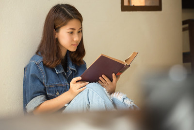 亚洲女人读一本书复古风格。