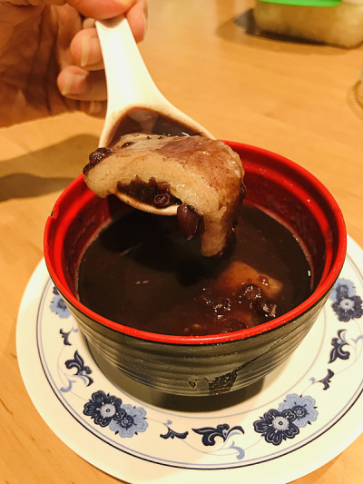 白豆粥或红豆粥配麻糬。