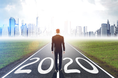商人站在2020路上