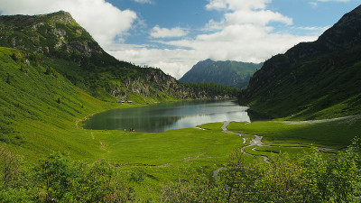 奥地利阿尔卑斯山夏季徒步旅行