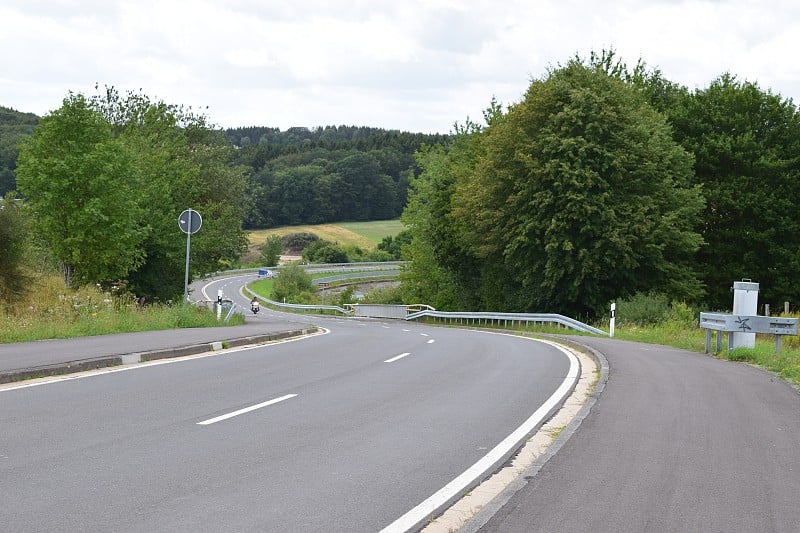 穿过弗莱林格See挡土墙的道路