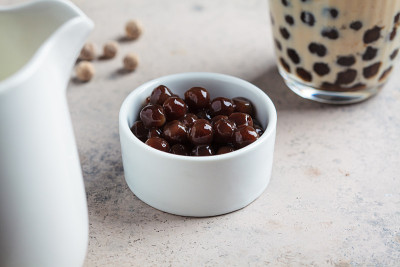 白色碗里的珍珠粉，用来煮珍珠奶茶。