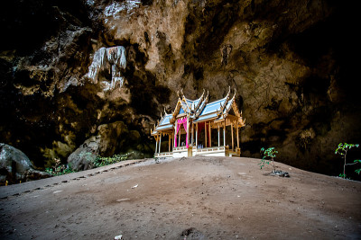 泰国帕拉雅·那空洞，Khua Kharuehat亭庙，位于泰国巴育普·基里汗Khao Sam Roi