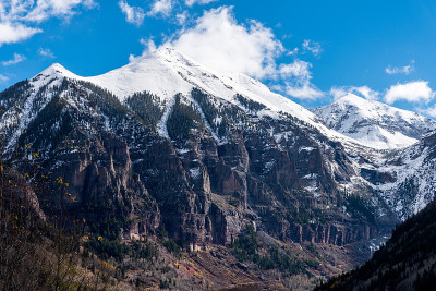 特柳赖德山的山峰上有飘雪和松树。秋天，特柳赖德，美国