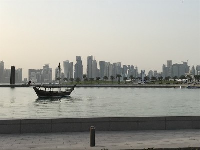 以多哈城市中心为背景的MIA公园里的单桅帆船
