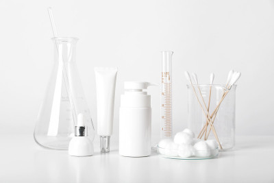 化妆品瓶容器和科学玻璃器皿，品牌模型的空白包装，皮肤科医生的药用护肤，研发美容产品概念。
