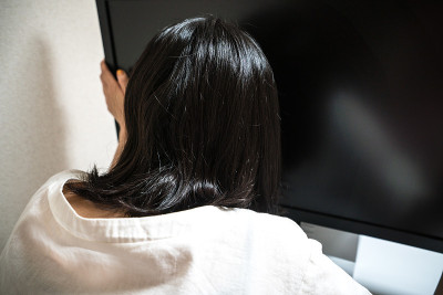 女商人正在看展览