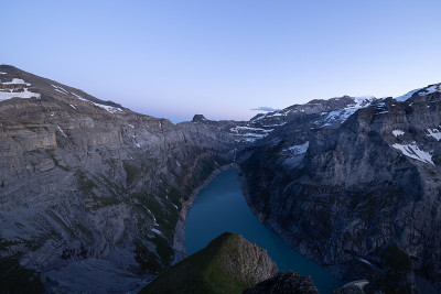 史诗般的日落在瑞士一个叫做Limmerensee的高山湖泊上。阿尔卑斯山的美景。太阳照耀着山顶。太棒