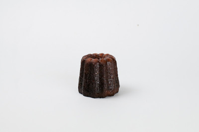 波尔多Caneles -传统的法国甜点，搭配茶或咖啡。在白色背景上。