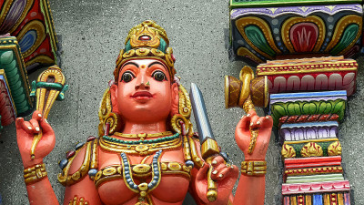 一个印度教神在sri maha mariamman寺庙的极端特写，曼谷