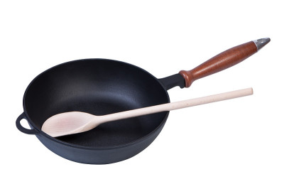 用木勺煎锅。