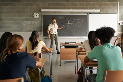 回到学校，老师在课堂上教学生。高中学历。