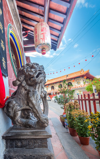 中国寺庙附近有狮子雕塑
