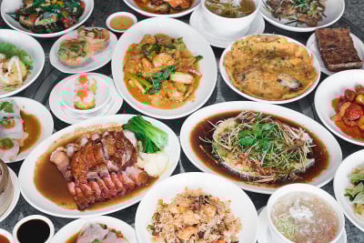 满满一桌食物