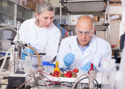 生物化学家记录实验过程和结果