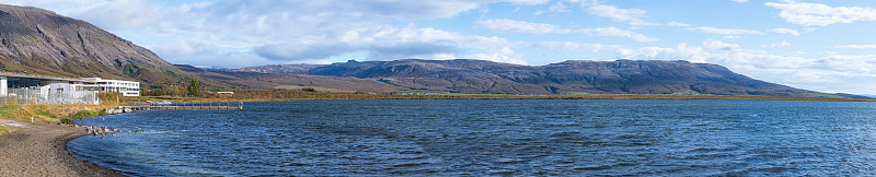 lagarvatn，冰岛湖边的建筑与冰岛北欧的斯堪的纳维亚现代建筑在白天的黄金圈