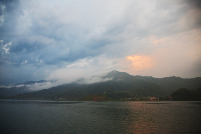 风景与湖泊和山脉