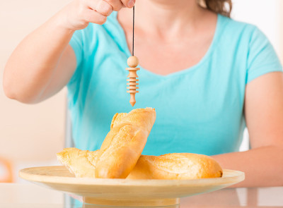 女人用钟摆检查食物