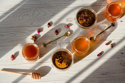 由蜂蜜和茶组成