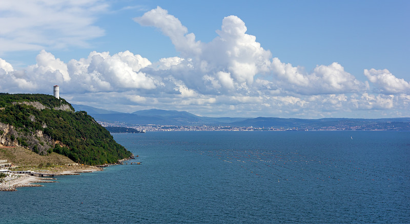 以城市为背景的里雅斯特海岸线