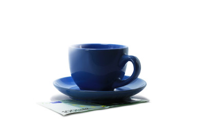 白色背景下的茶杯下小费100欧元起